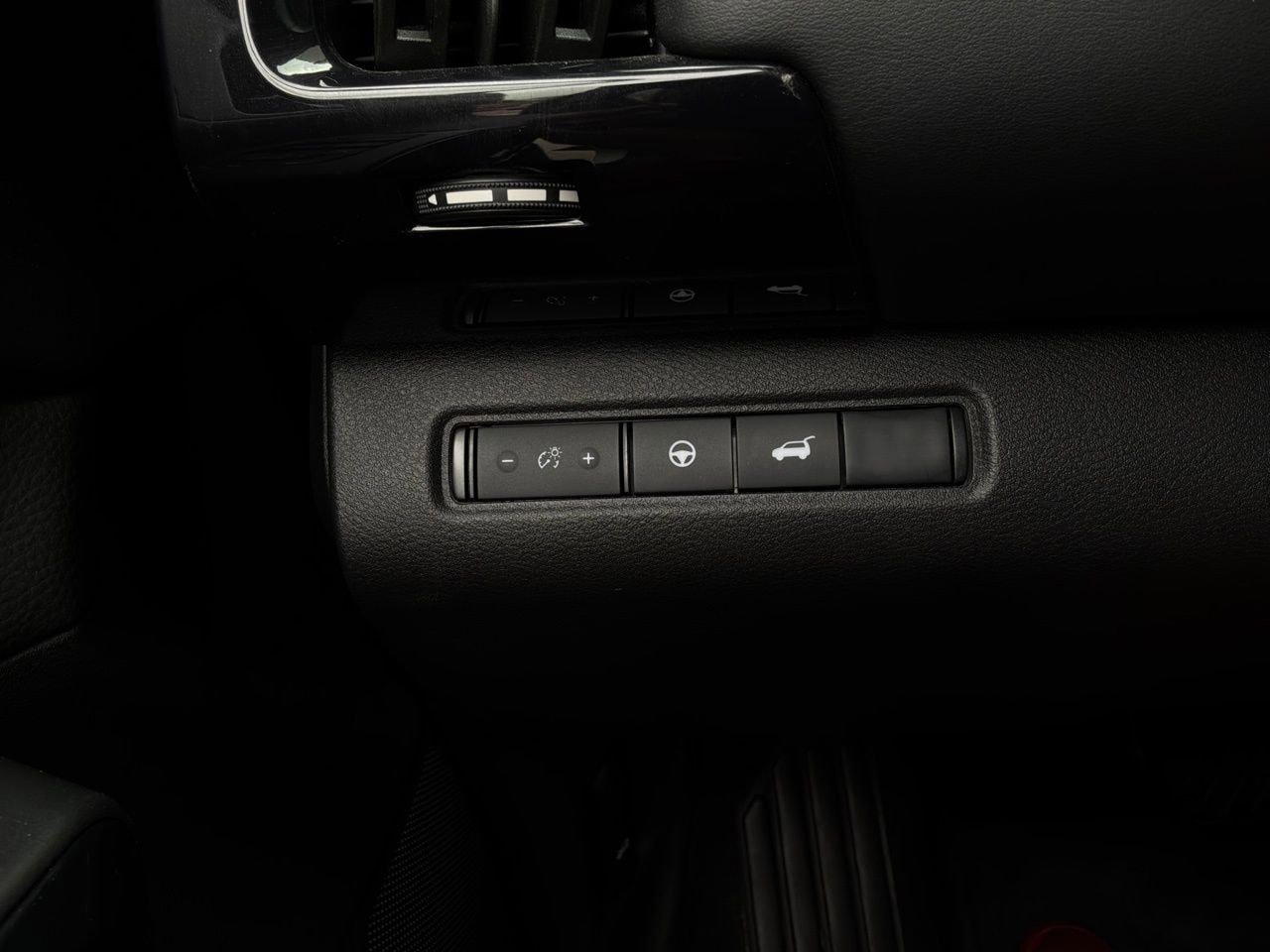 Used 2025 Nissan Pathfinder SV image 23