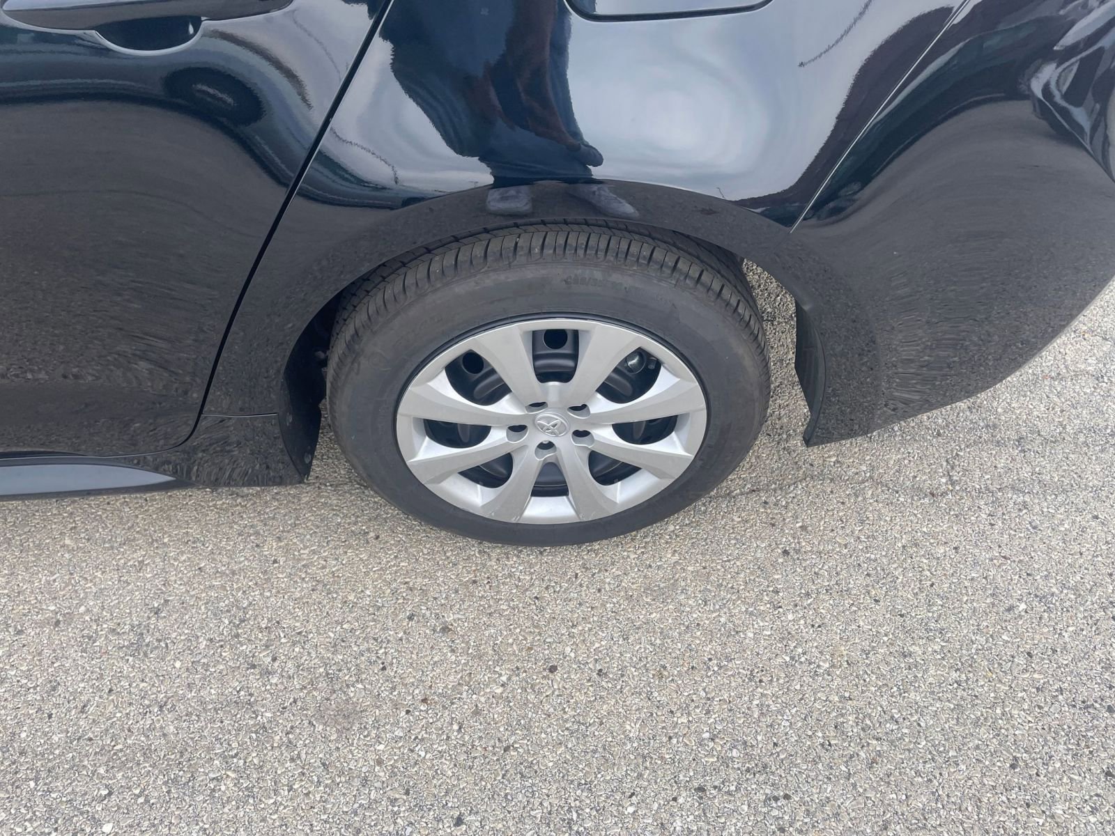 Used 2025 Toyota Corolla LE image 30