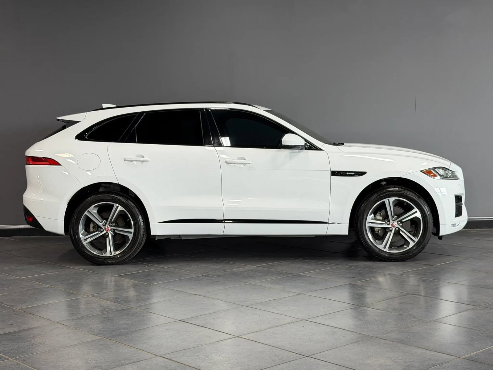 Used 2019 Jaguar F-PACE R-Sport AWD/4WD image 4