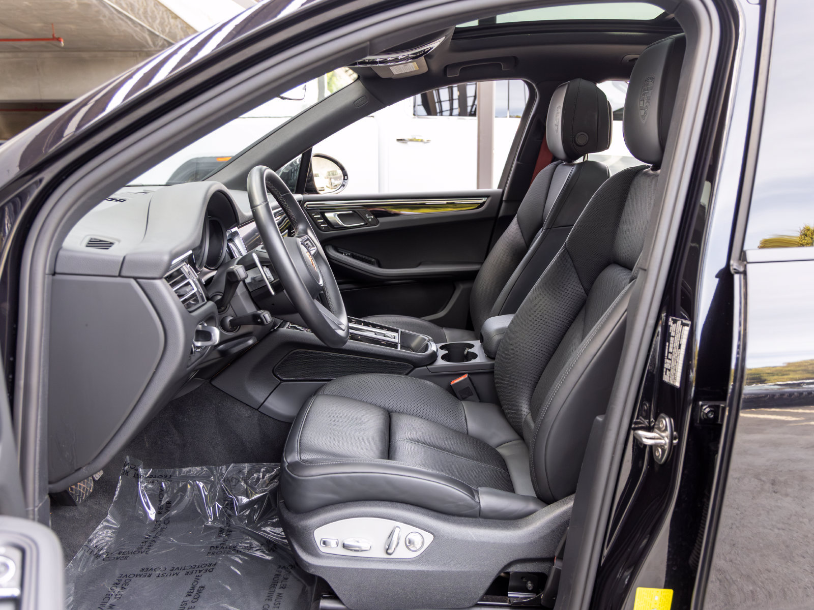Certified 2023 Porsche Macan AWD/4WD image 29