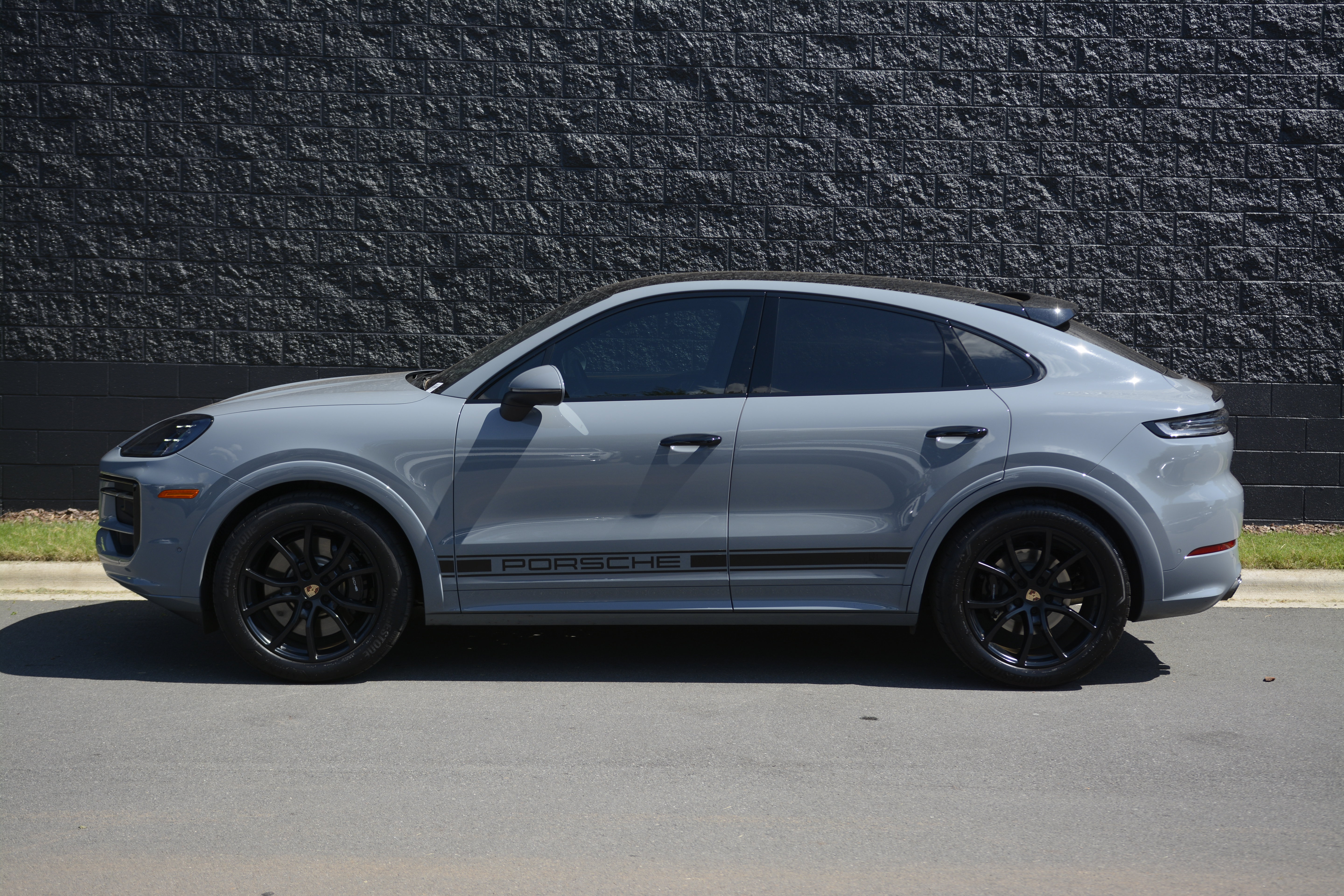 Certified 2025 Porsche Cayenne S AWD/4WD image 2