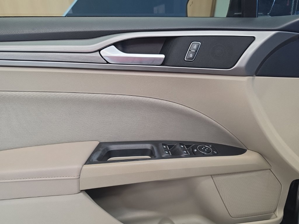 Used 2020 Ford Fusion SE FWD image 34