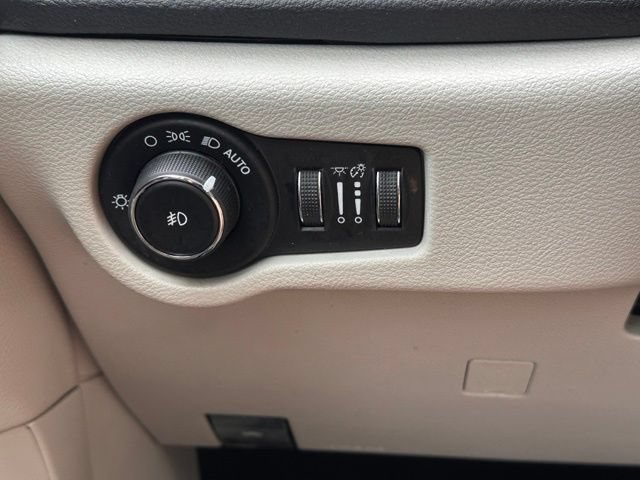 Used 2019 Chrysler Pacifica Limited w/ Tire & Wheel Group FWD image 20