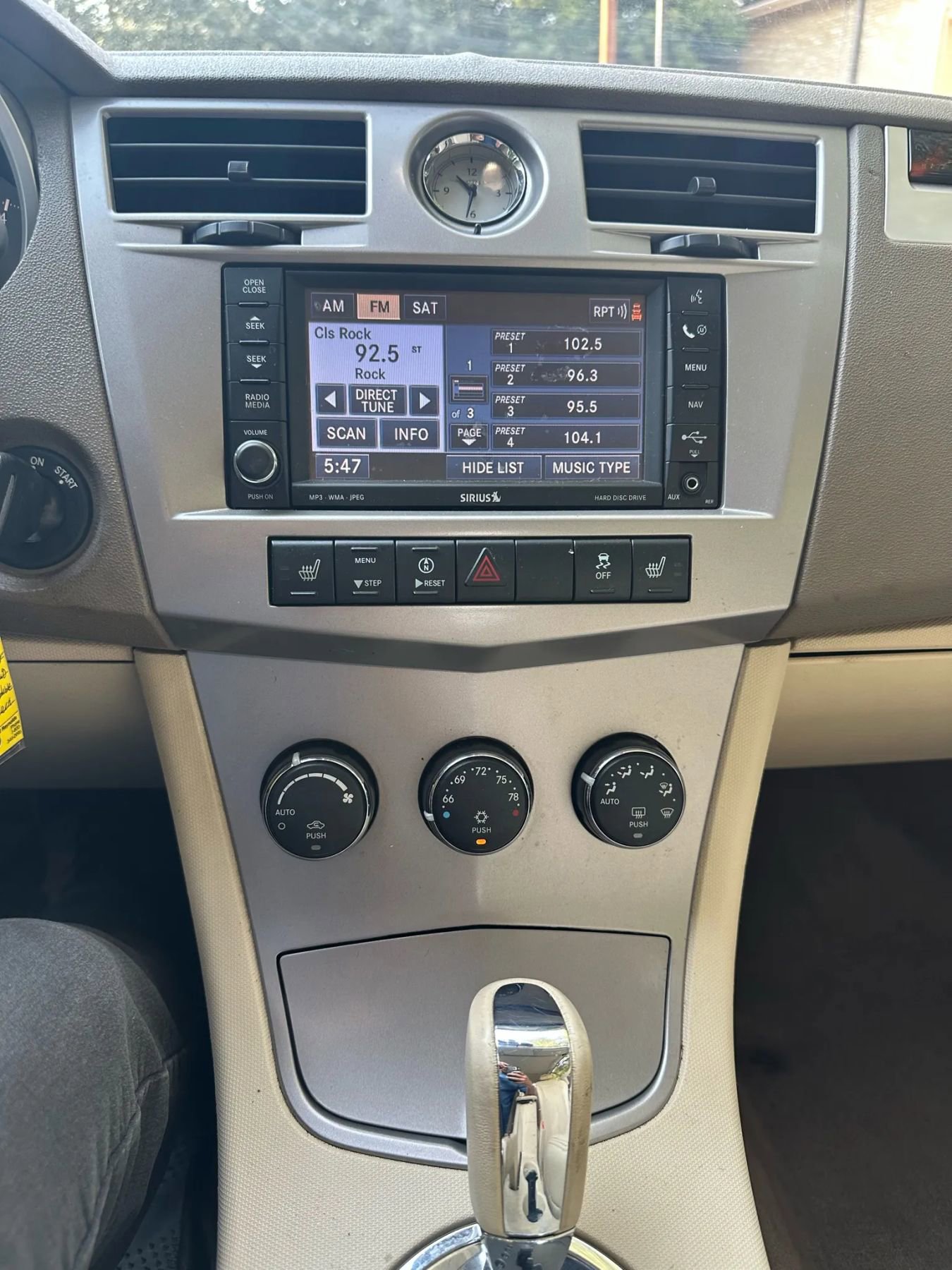 Used 2010 Chrysler Sebring Limited image 9