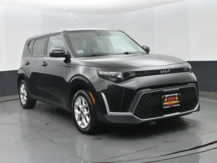 Used 2024 Kia Soul LX w/ Option Group 015 FWD image 2