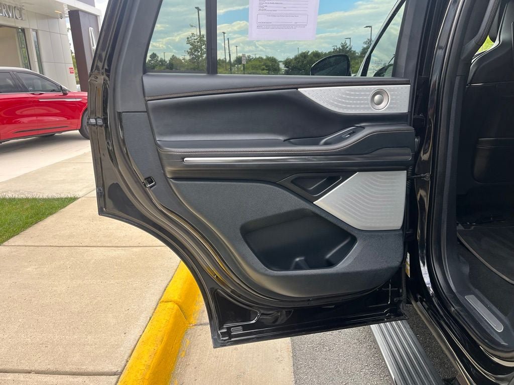 Used 2025 Lincoln Navigator Black Label AWD/4WD image 21