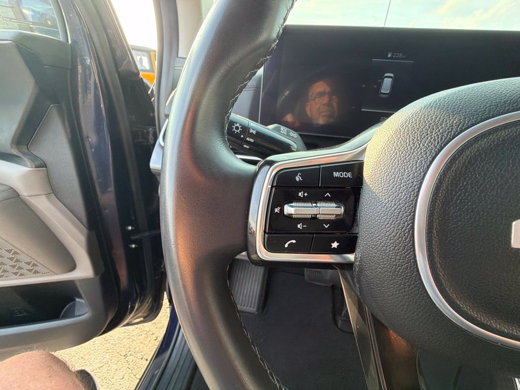 Used 2025 Kia Carnival FWD image 24