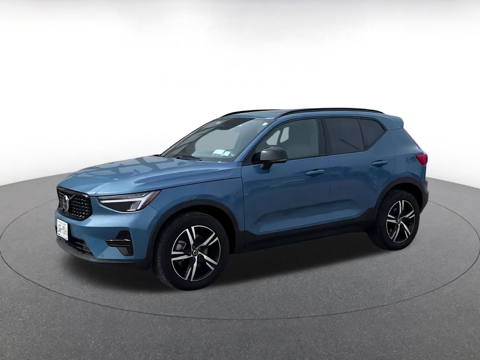 Used 2024 Volvo XC40 B5 Core image 8