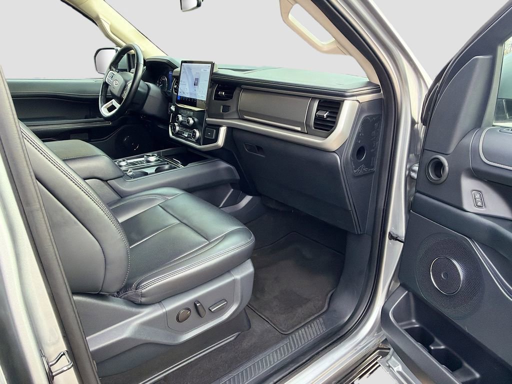 Used 2024 Ford Expedition XLT image 16