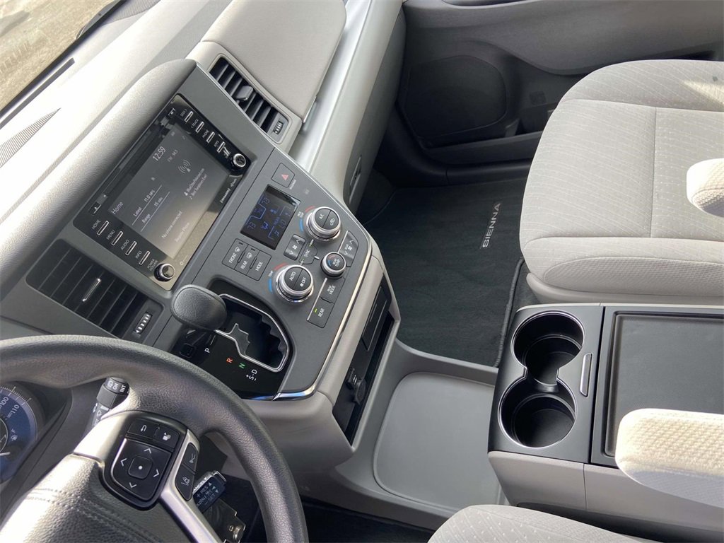 Used 2018 Toyota Sienna LE image 26