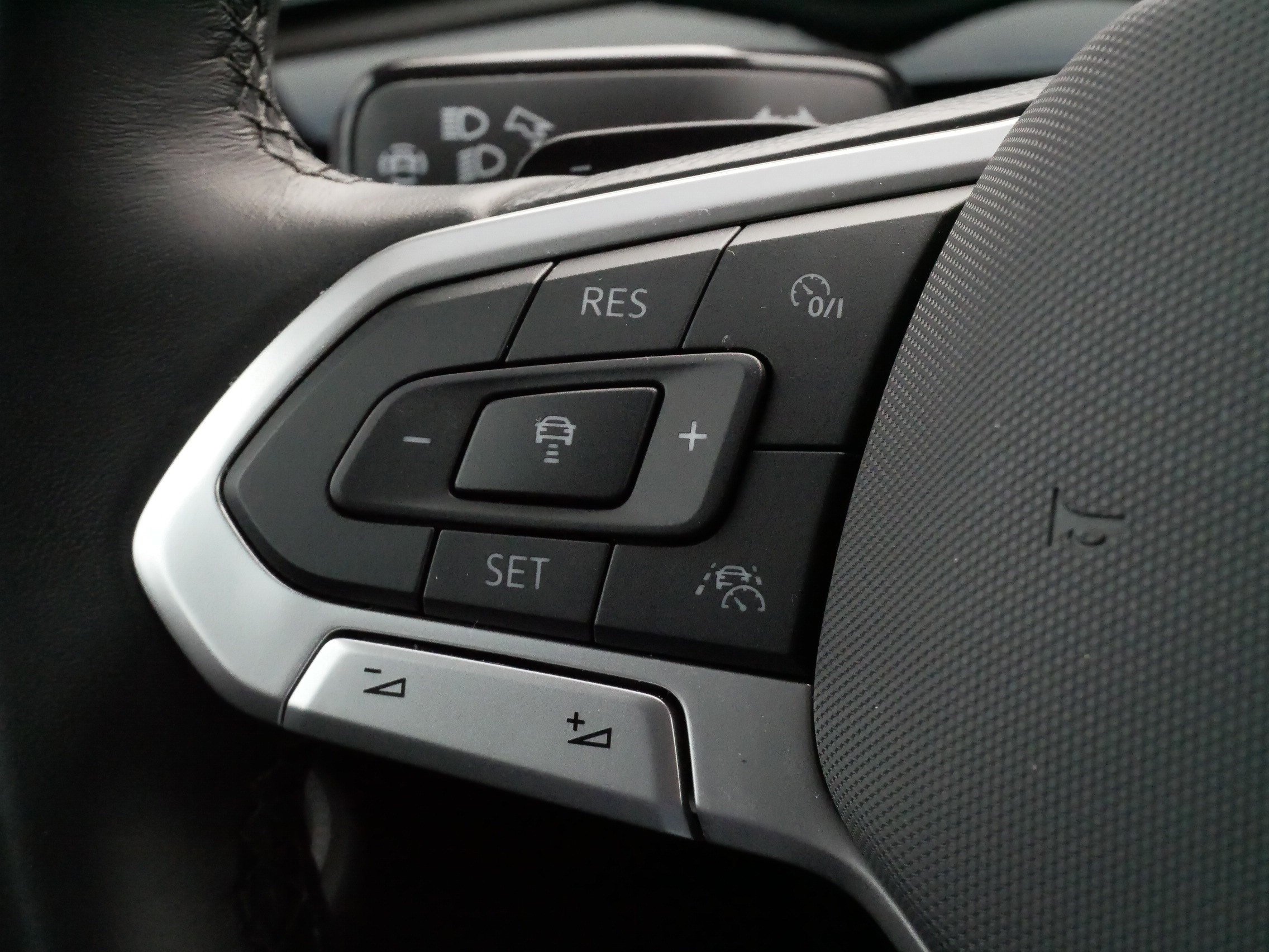 Certified 2025 Volkswagen Atlas SEL Premium R-Line image 26