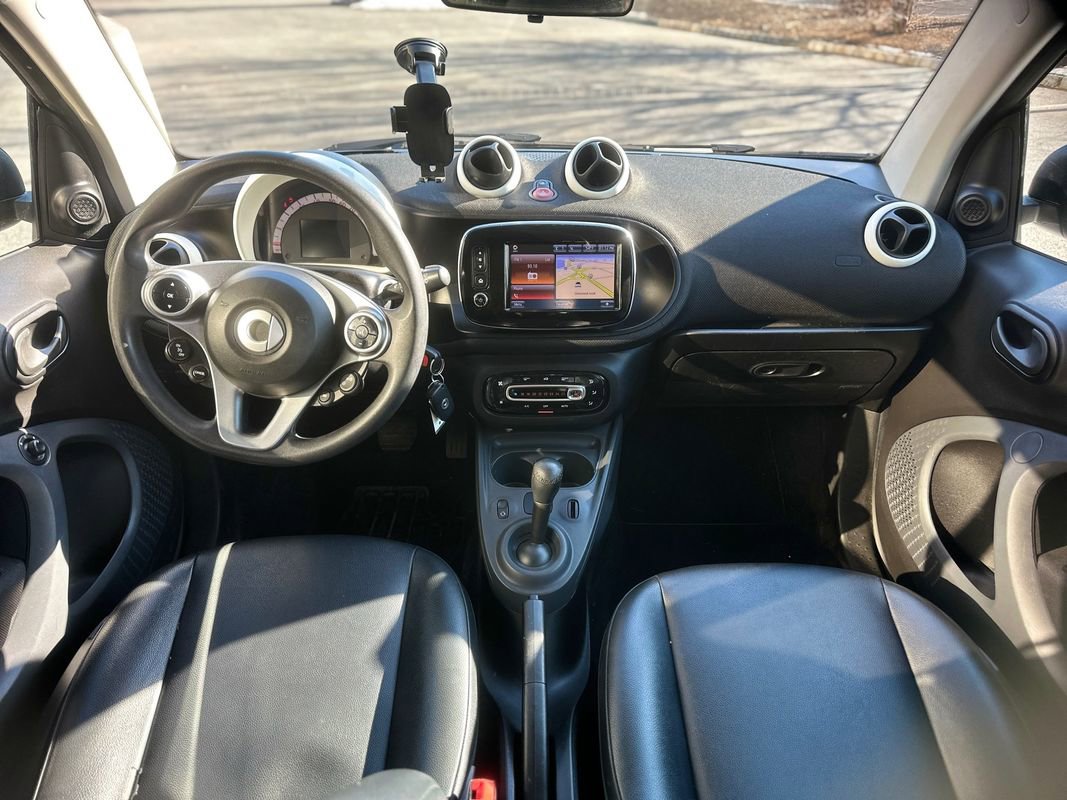 Used 2016 smart fortwo pure image 18