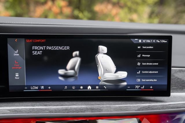 Used 2023 BMW 740i w/ Luxury Rear Seating Package RWD image 30