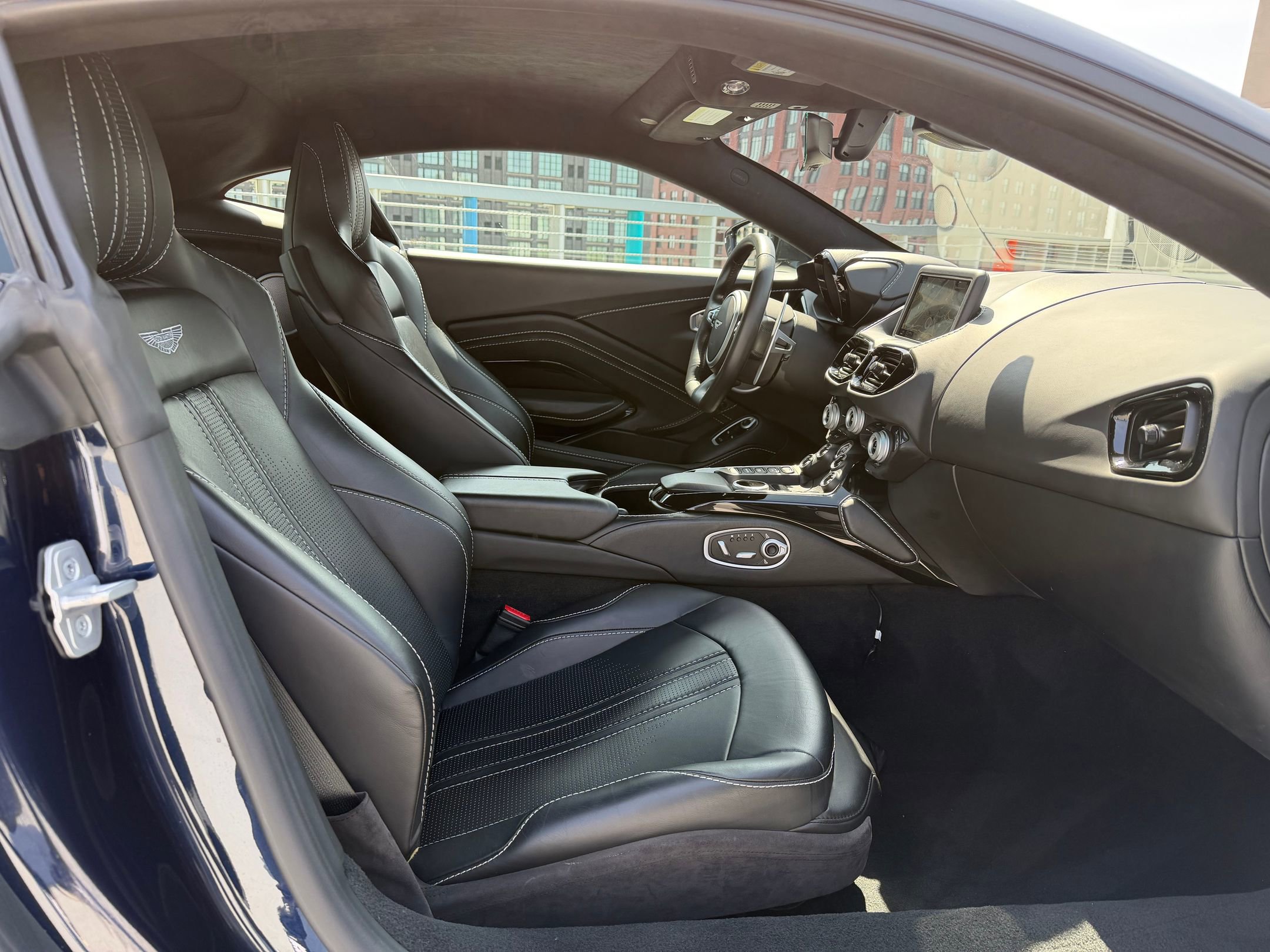 Used 2020 Aston Martin V8 Vantage Coupe image 14