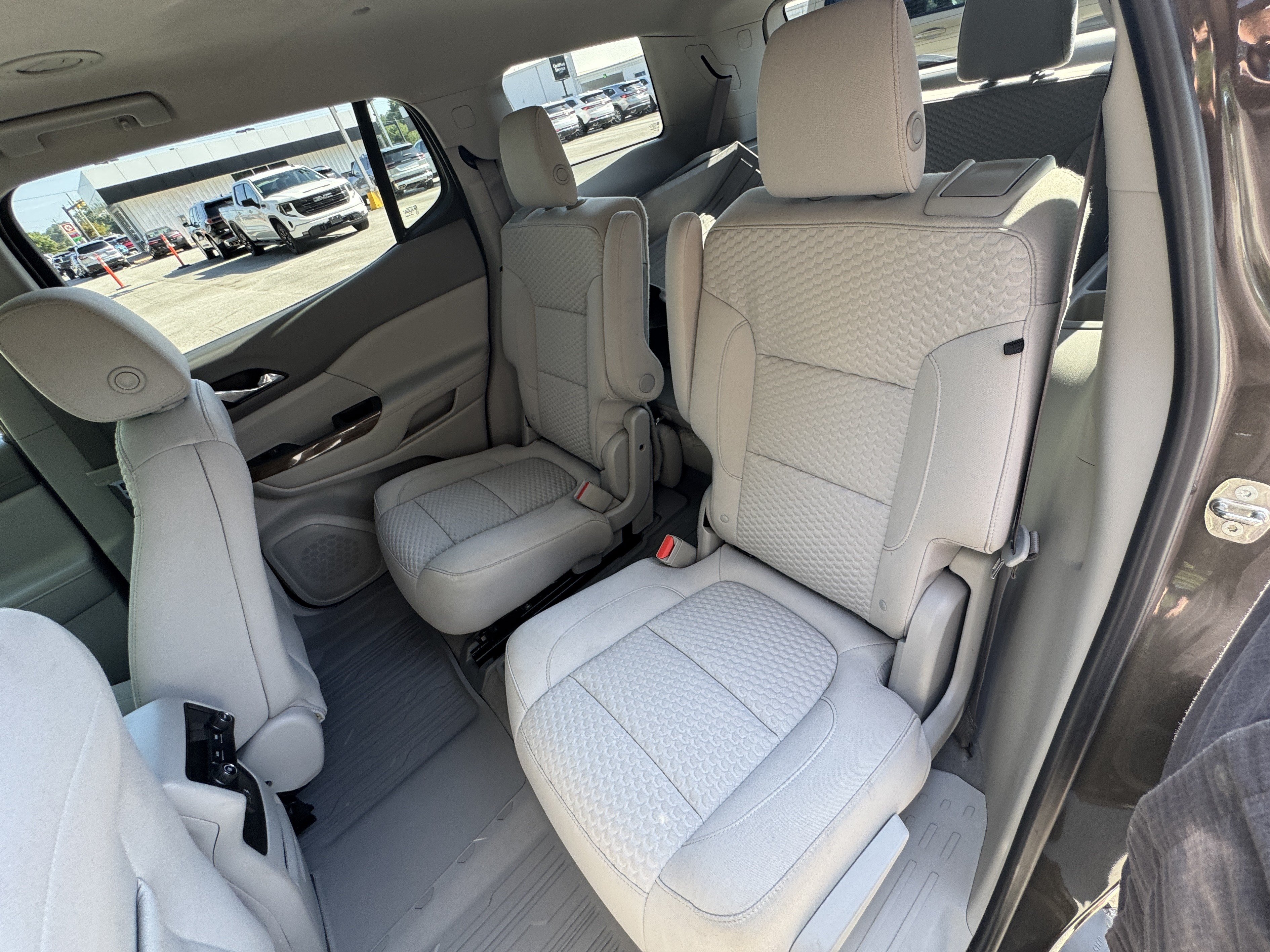 Used 2019 GMC Acadia SLE w/ LPO, Black Accent Package FWD image 18