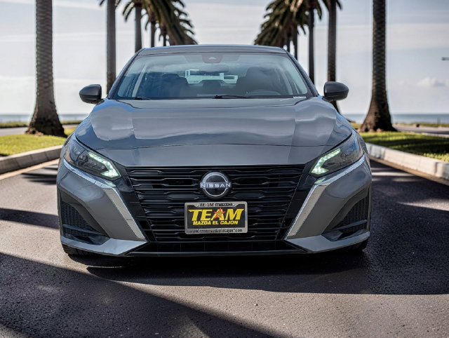 Used 2024 Nissan Altima 2.5 SV FWD image 3