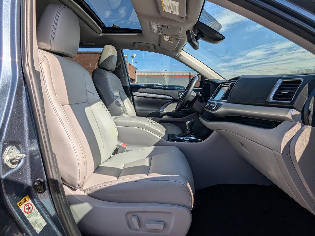 Used 2019 Toyota Highlander XLE FWD image 16