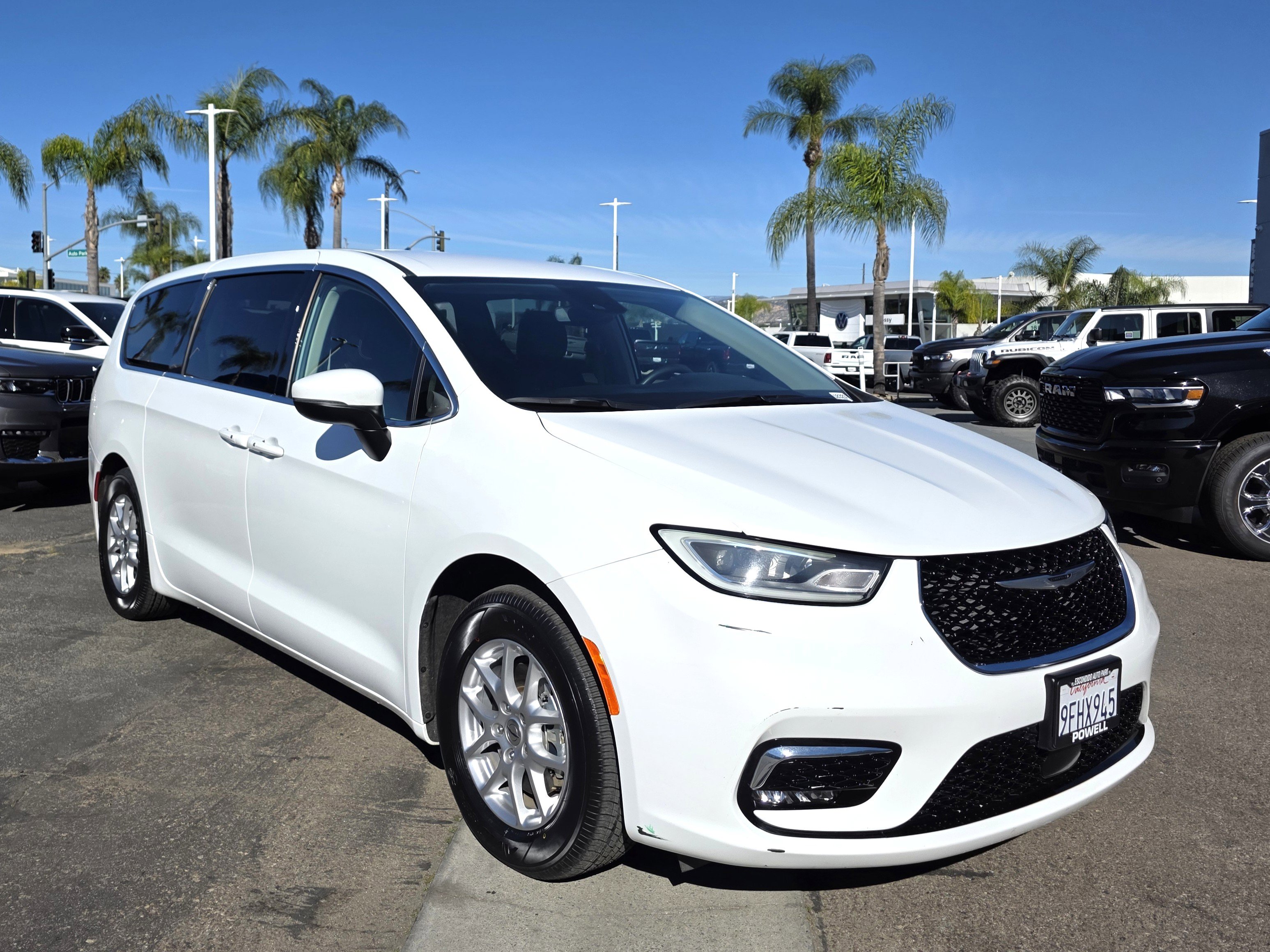 Certified 2023 Chrysler Pacifica Touring-L image 6