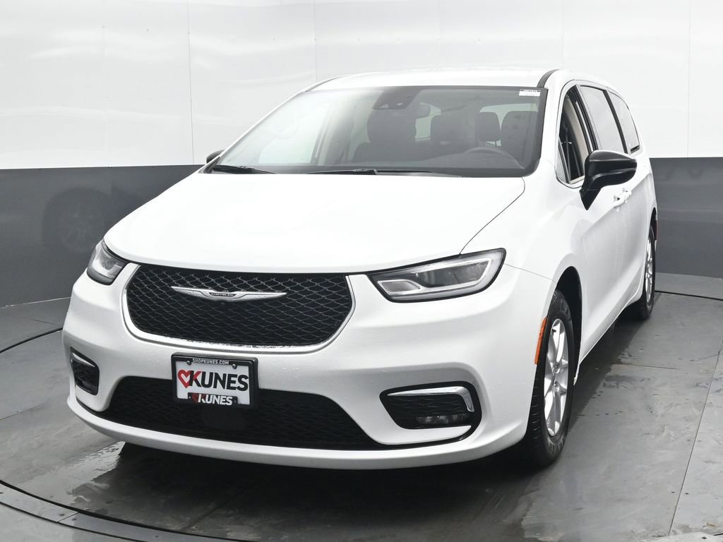 Used 2024 Chrysler Pacifica Touring-L FWD image 6