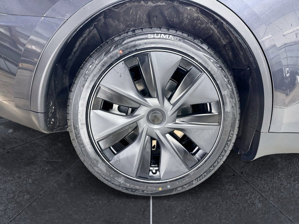 Used 2025 Tesla Model Y Long Range image 35