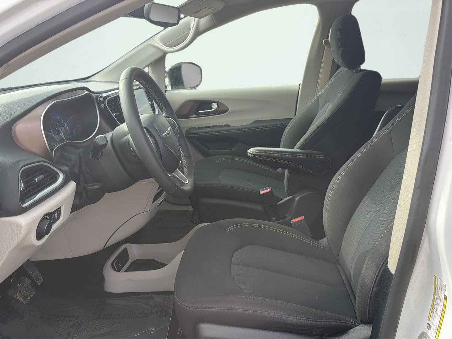 Used 2024 Chrysler Voyager LX FWD image 9