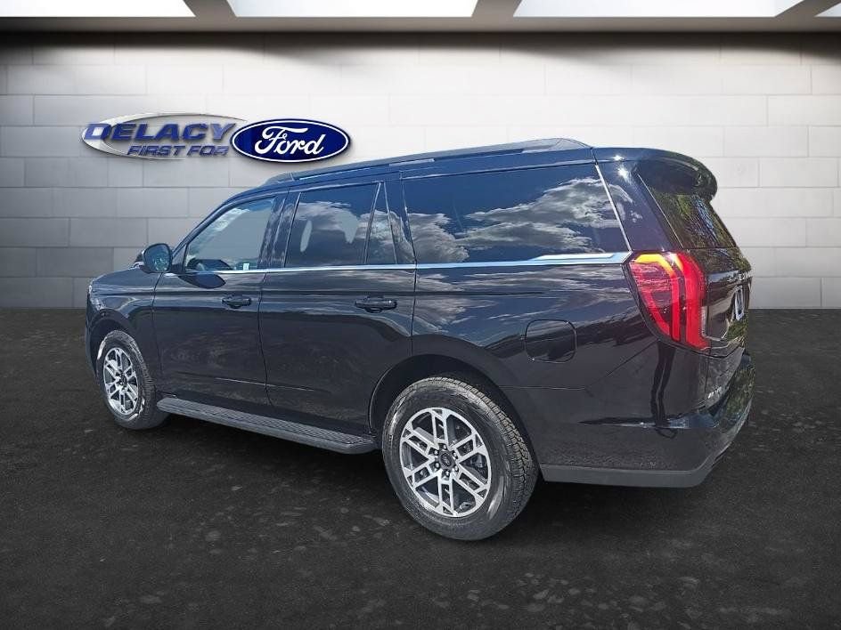 Used 2025 Ford Expedition Active AWD/4WD image 4