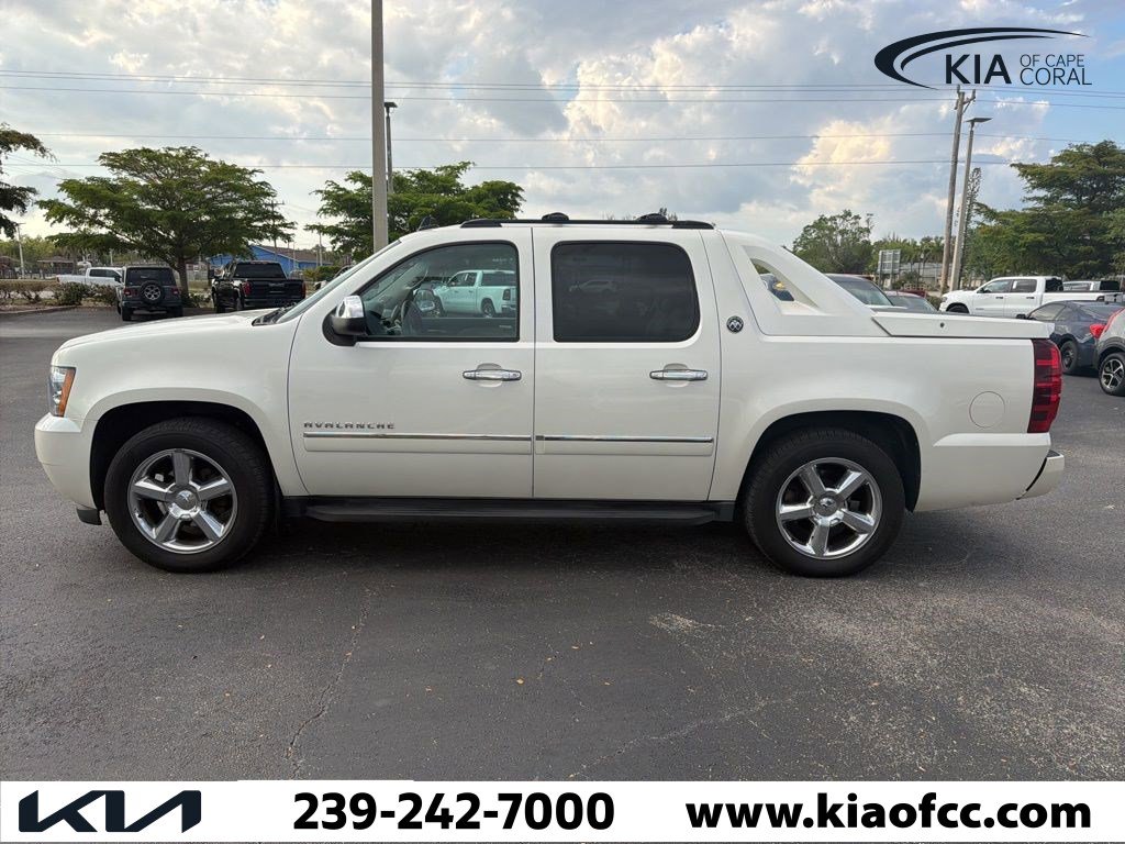 Used 2013 Chevrolet Avalanche LTZ image 6