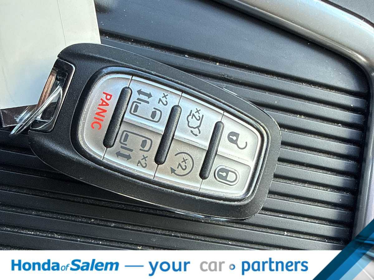 Used 2024 Chrysler Pacifica Select image 20