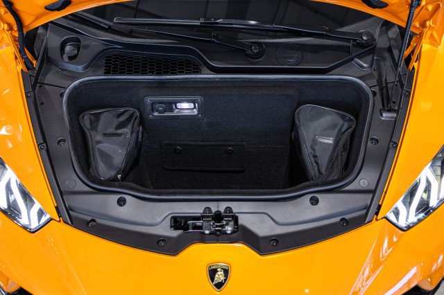Used 2018 Lamborghini Huracan Performante AWD/4WD image 36