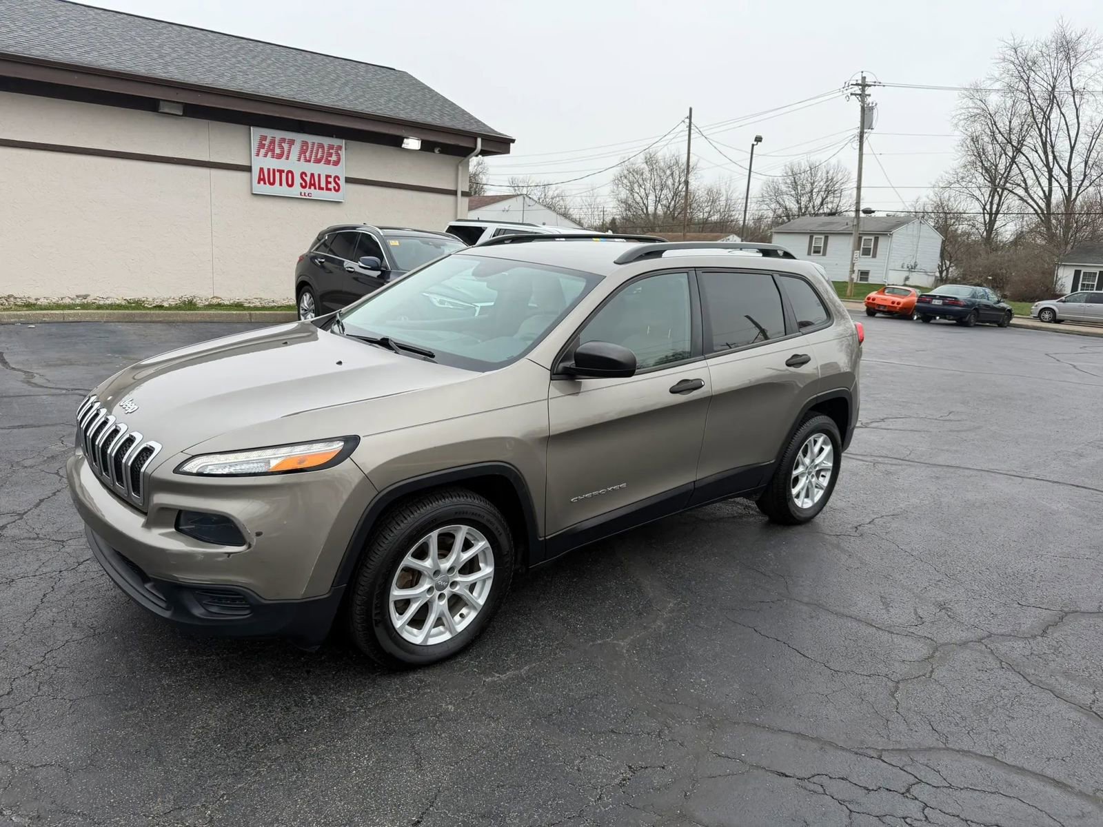 Used 2016 Jeep Cherokee Sport image 2