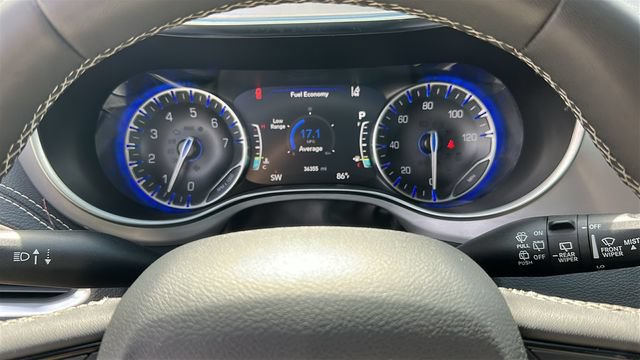 Used 2025 Chrysler Pacifica Limited FWD image 13