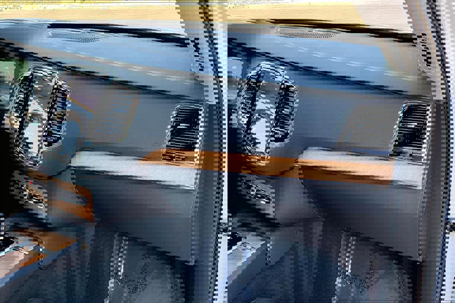 Used 2023 Volvo XC90 B5 Plus image 19