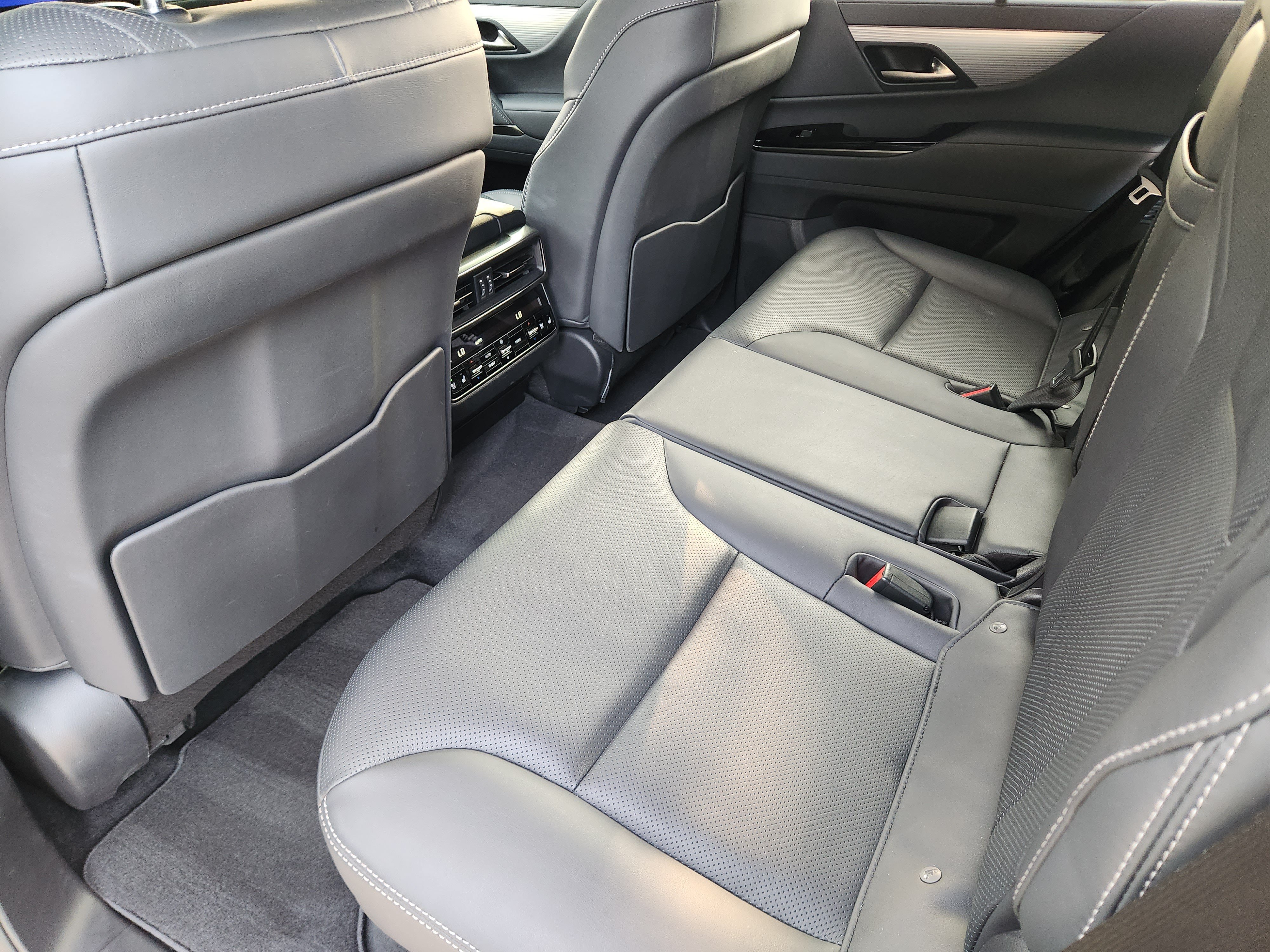 Used 2023 Lexus LX 600 F Sport w/ Accessory Package (Z1) AWD/4WD image 27
