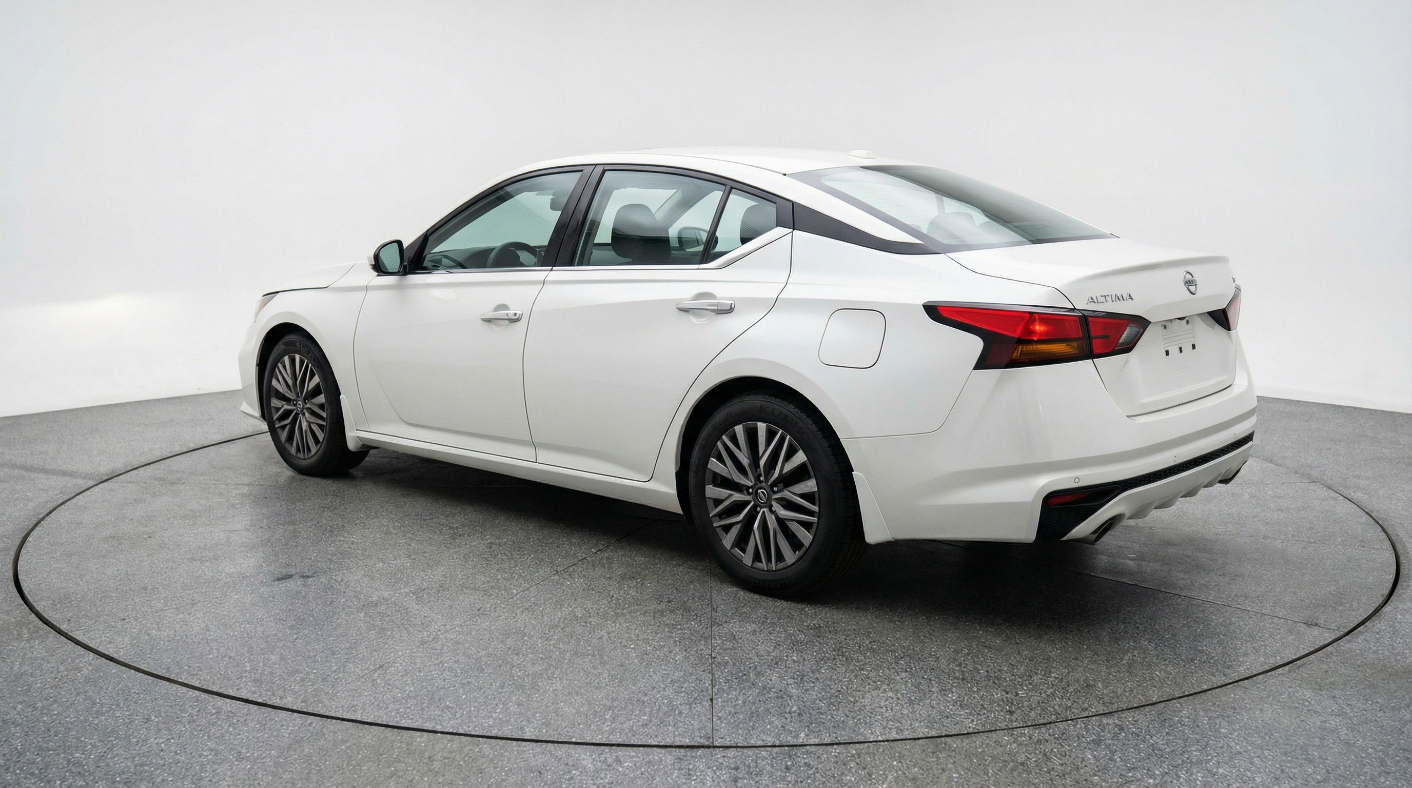 Used 2025 Nissan Altima 2.5 SV FWD image 6