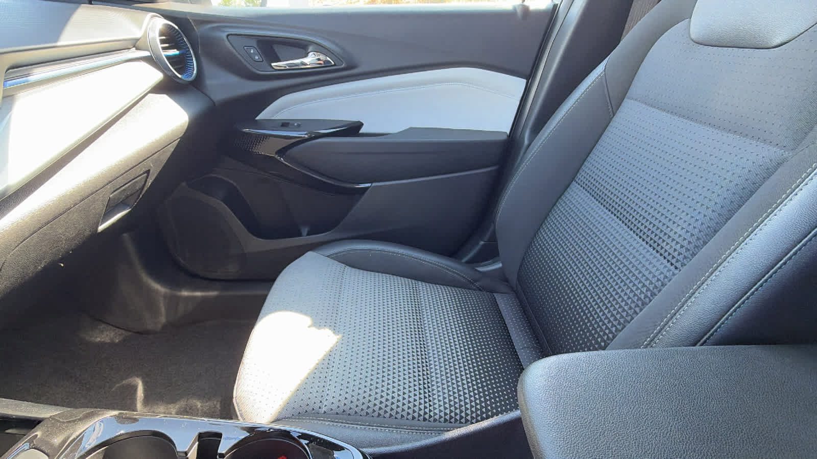 Used 2024 Chevrolet Trax LT FWD image 12