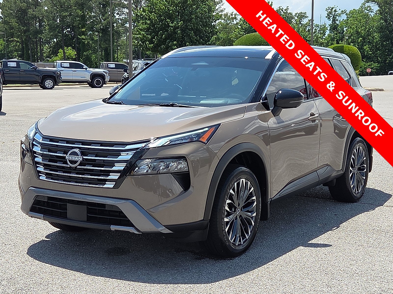 Used 2025 Nissan Rogue SL w/ Tech Package FWD image 2