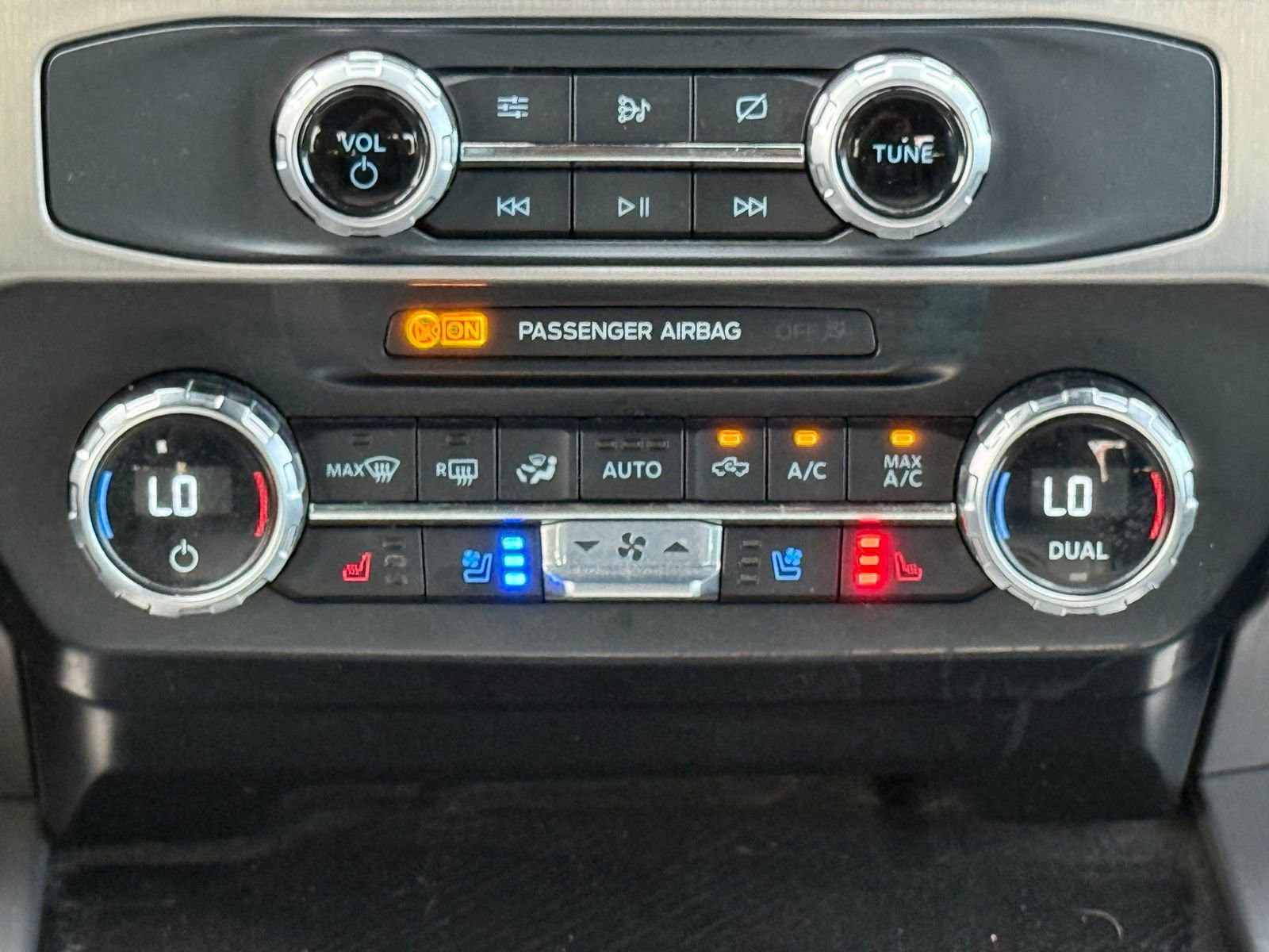 Used 2022 Ford F450 Platinum w/ FX4 Off-Road Package AWD/4WD image 28