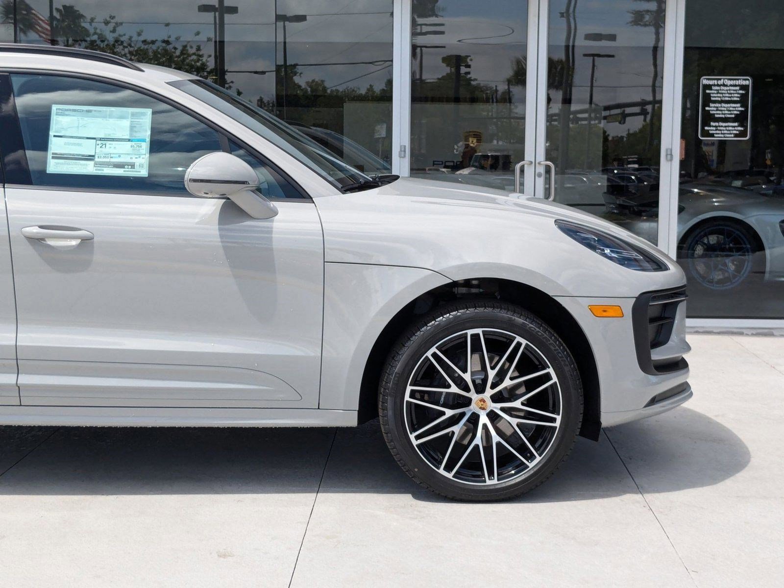 Certified 2025 Porsche Macan image 11