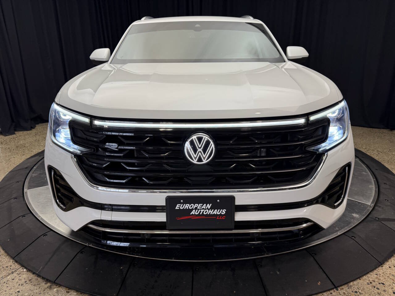 Used 2024 Volkswagen Atlas Cross Sport SEL R-Line AWD/4WD image 12