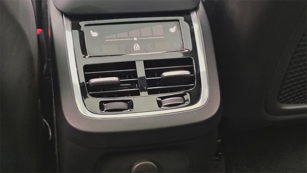 Certified 2024 Volvo XC90 T8 Plus image 28
