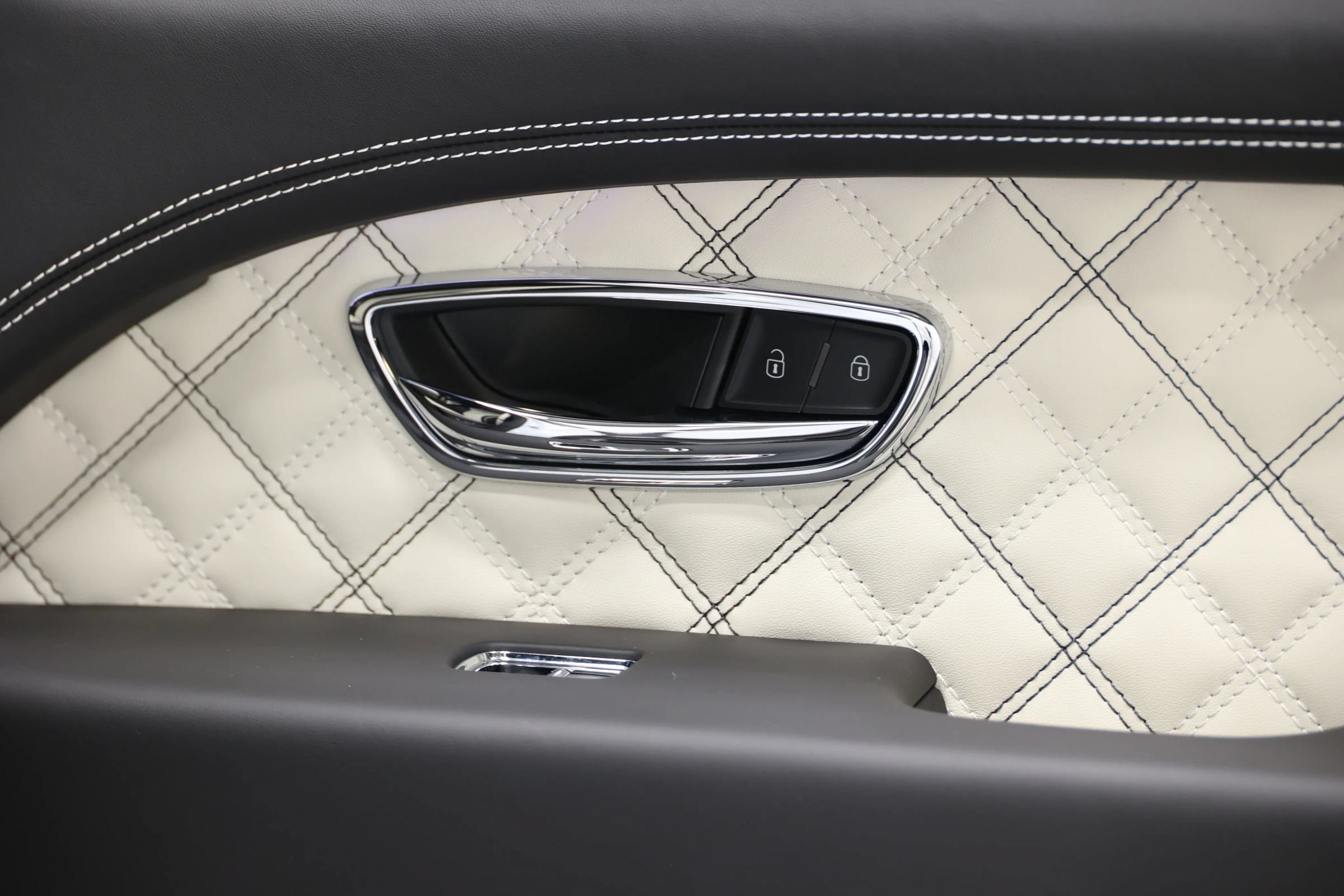 Used 2021 Bentley Bentayga w/ First Edition Specification AWD/4WD image 81