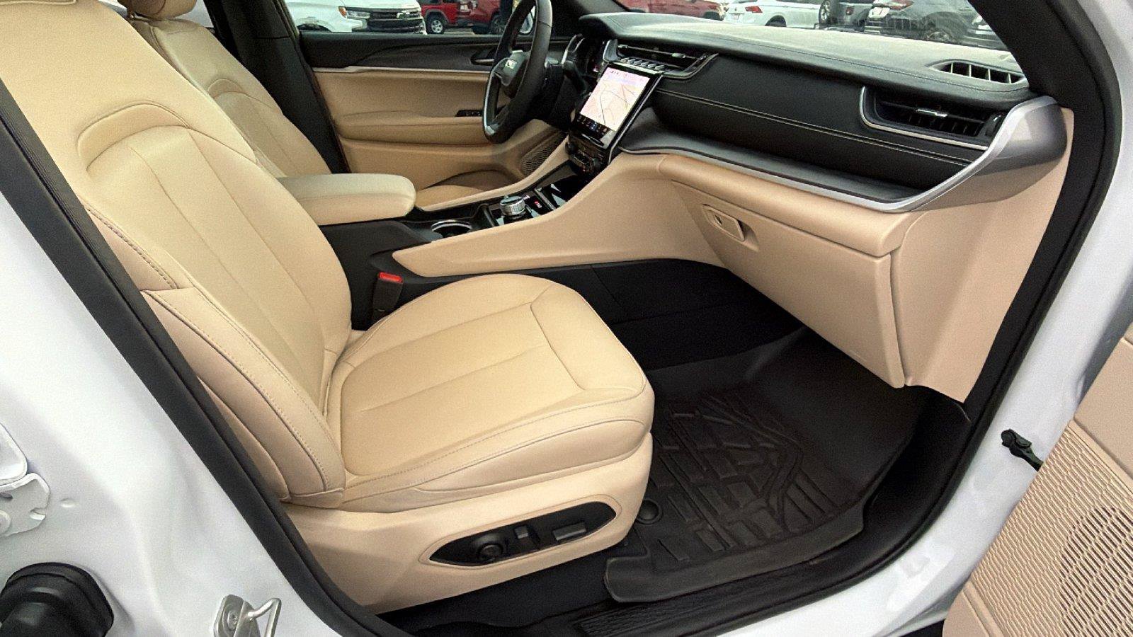 Used 2023 Jeep Grand Cherokee Limited AWD/4WD image 19
