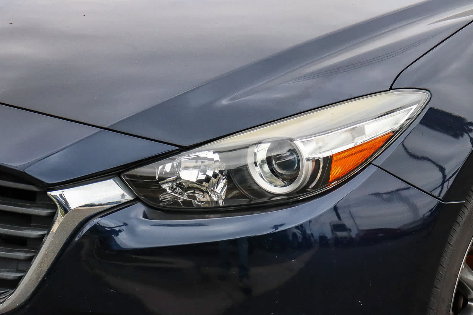 Used 2018 MAZDA MAZDA3 Touring FWD image 2