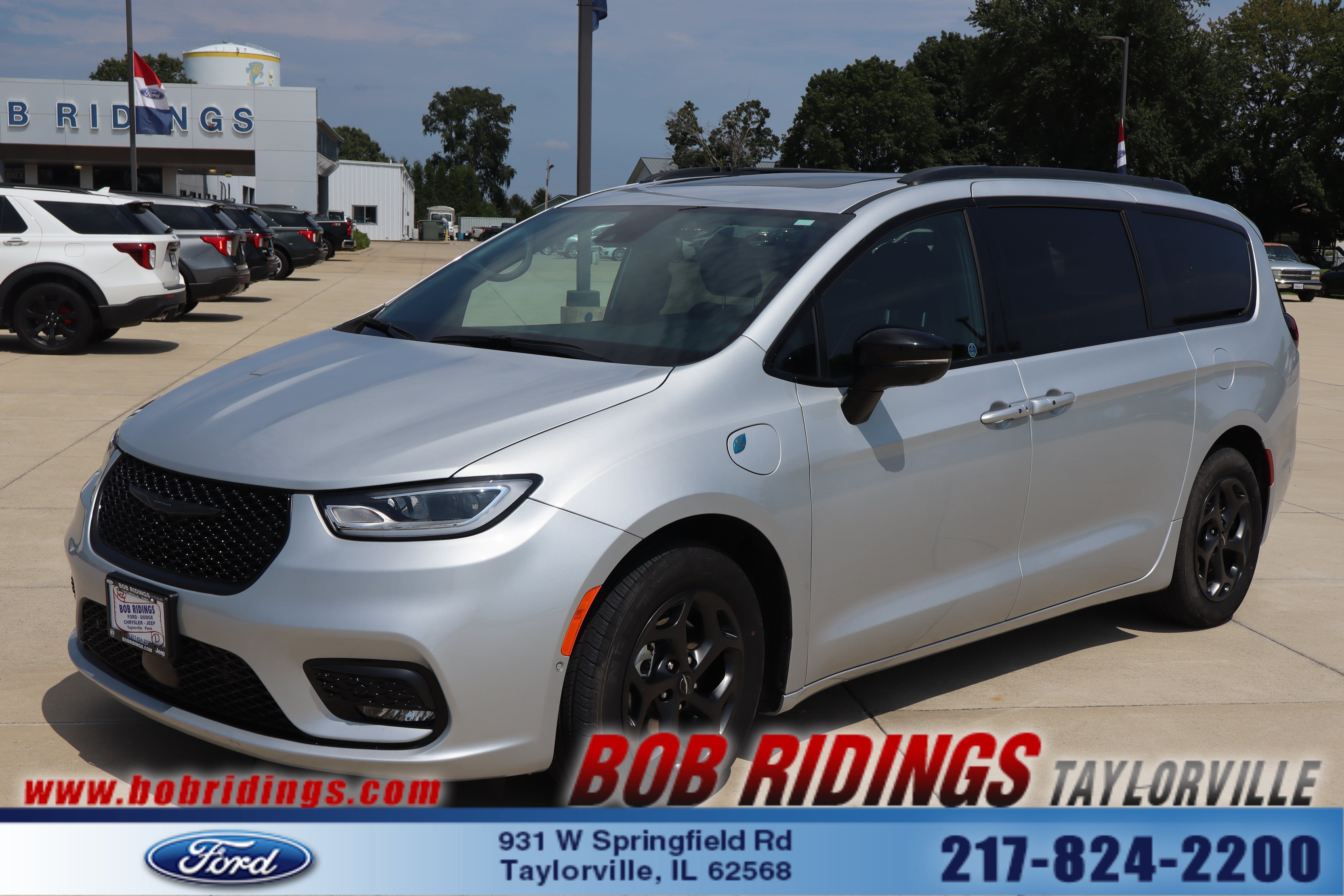 Used 2024 Chrysler Pacifica Premium FWD image 1