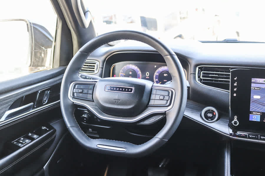 Used 2024 Jeep Wagoneer L Series II RWD image 15
