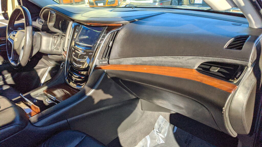 Used 2017 Cadillac Escalade ESV Luxury AWD/4WD image 16