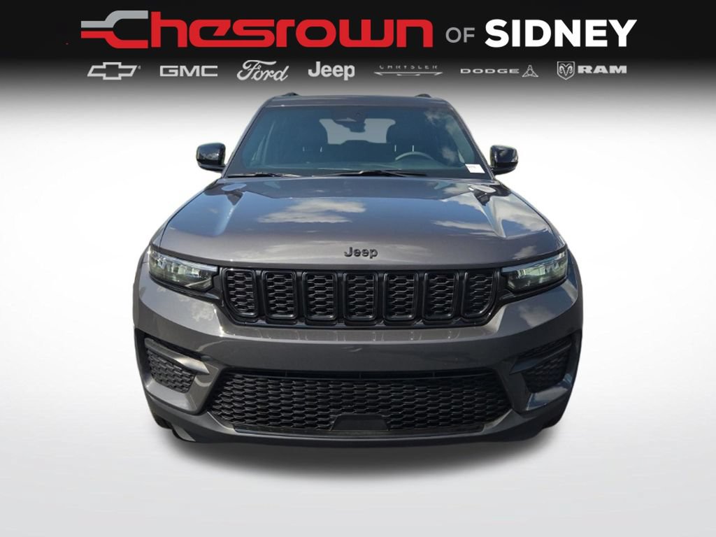 Used 2025 Jeep Grand Cherokee Altitude AWD/4WD image 2
