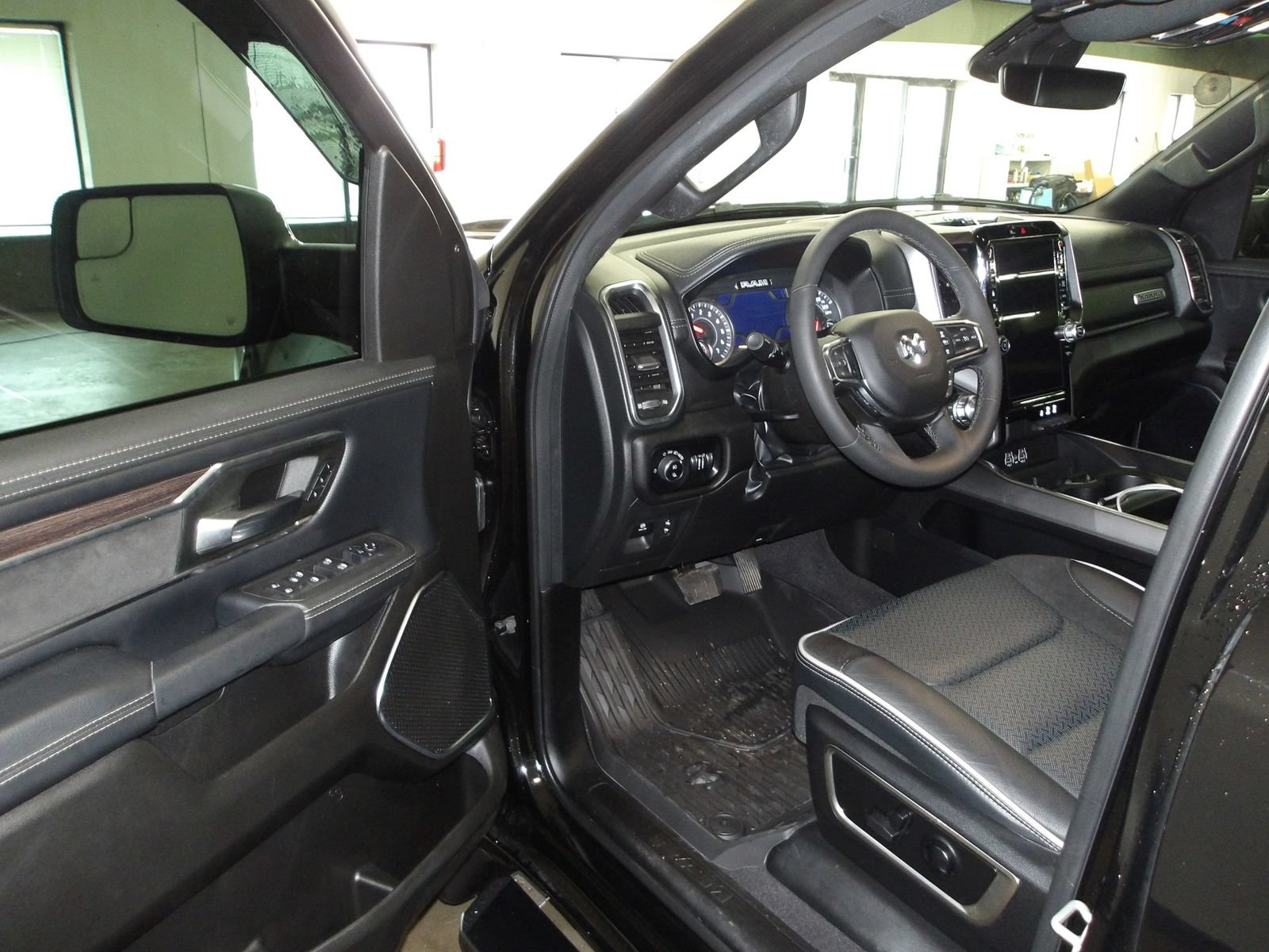 Used 2025 RAM 1500 Laramie AWD/4WD image 8