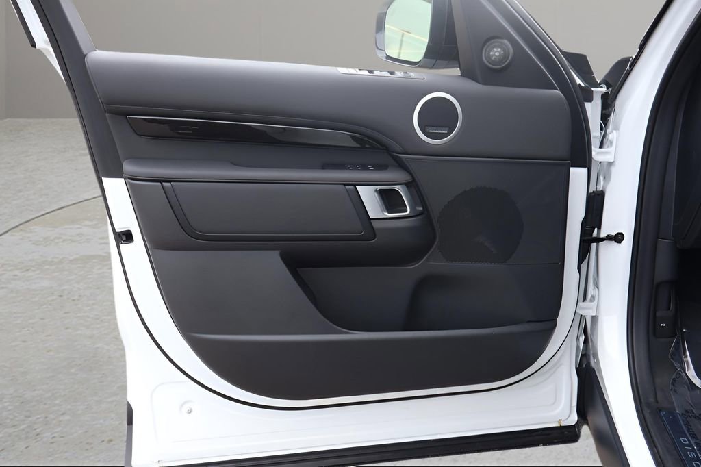 Used 2025 Land Rover Discovery S AWD/4WD image 10
