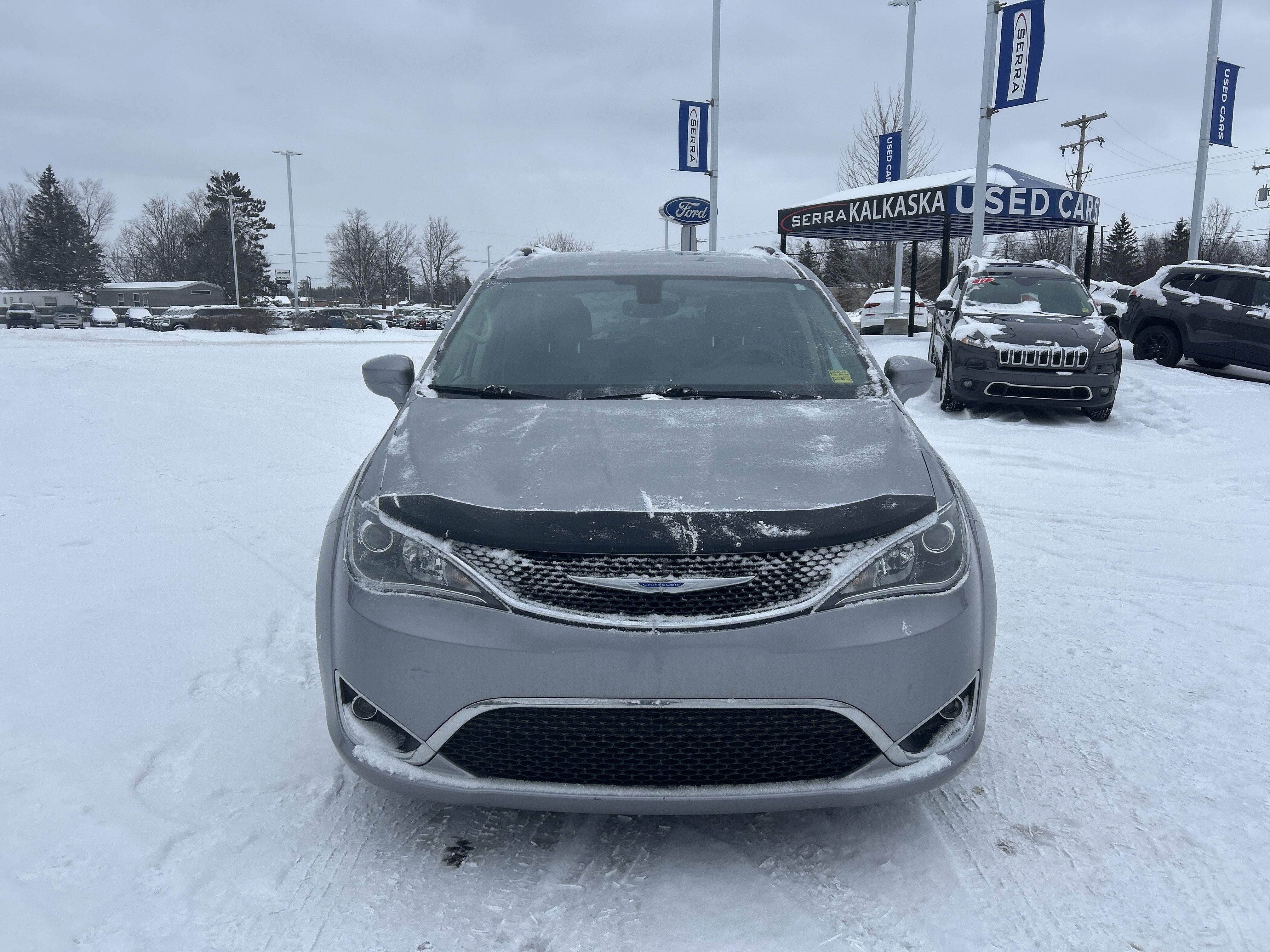 Used 2018 Chrysler Pacifica Touring-L Plus w/ Tire & Wheel Group image 9